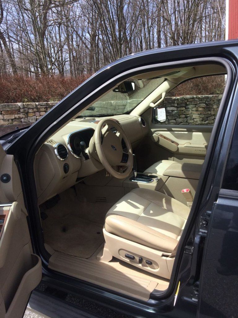 Great condition 2010 Ford Explorer Bronze/Silver 4×4