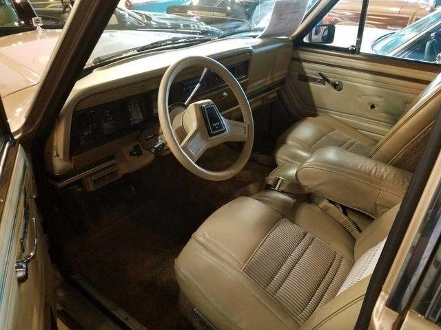 Desirable color 1989 Jeep Grand Wagoneer Limited 4X4