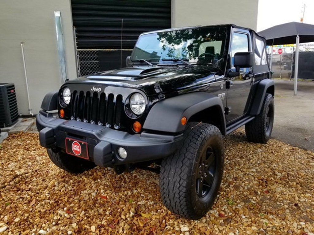 very low miles 2012 Jeep Wrangler Rubicon Call OF Duty MW3 Edition 4×4