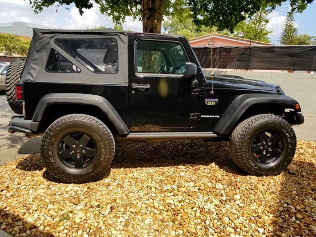 very low miles 2012 Jeep Wrangler Rubicon Call OF Duty MW3 Edition 4×4