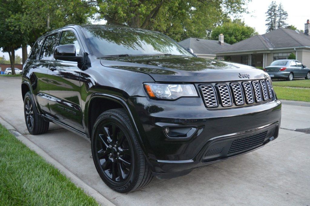 well equipped 2017 Jeep Grand Cherokee Altitude 4×4
