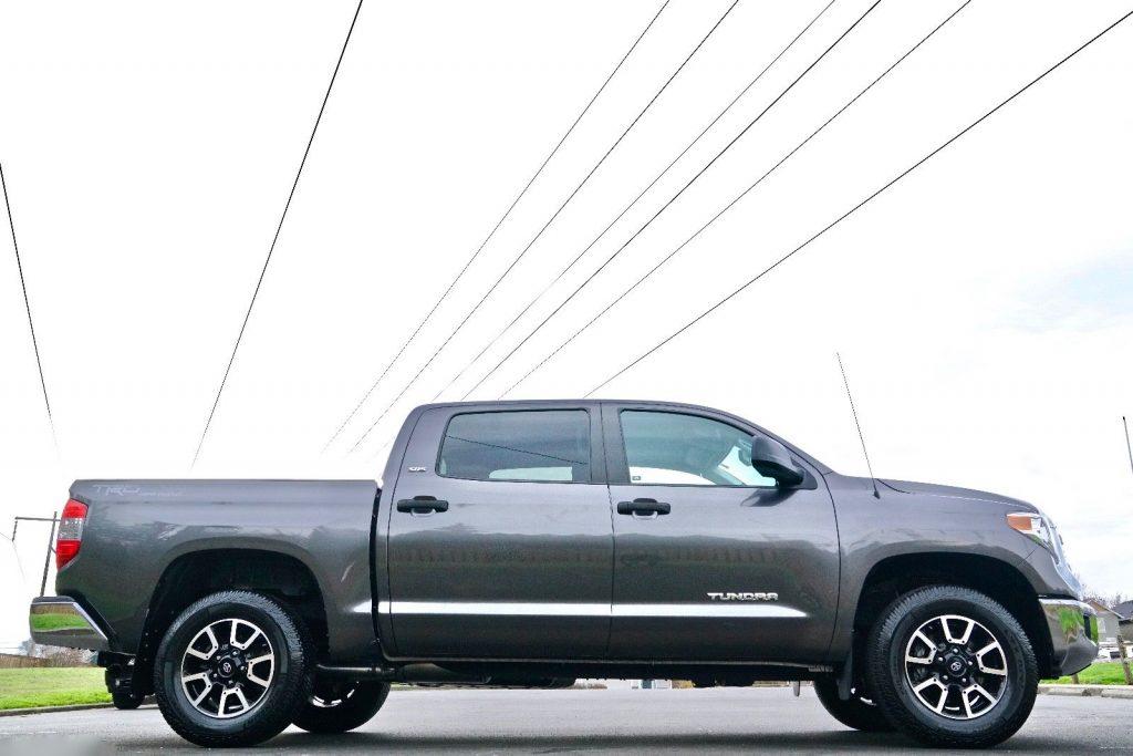 loaded with options 2014 Toyota Tundra SR5 4×4
