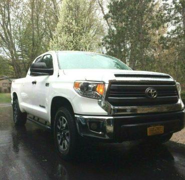 low miles 2015 Toyota Tundra SR5 pickup 4&#215;4 for sale