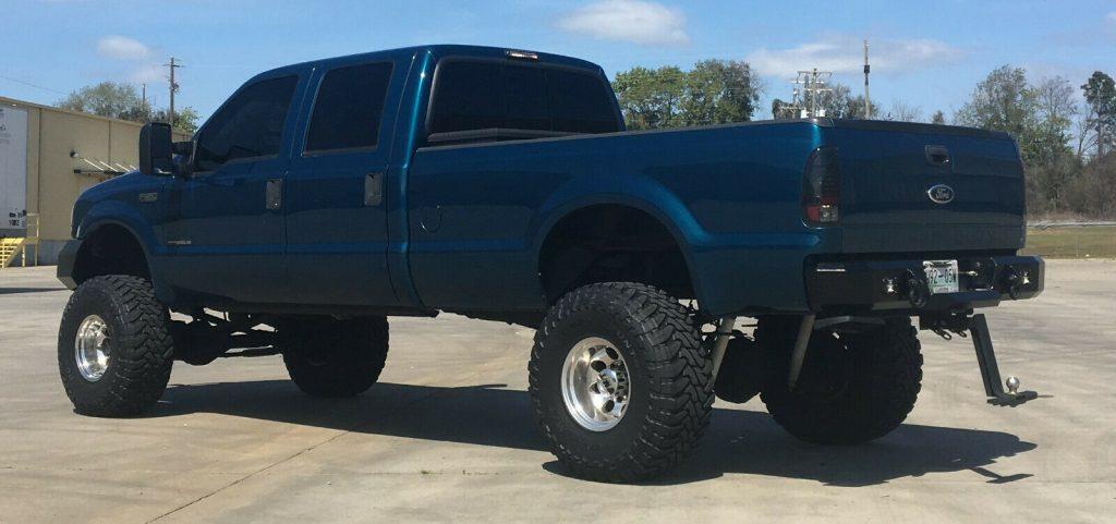 well modified 2000 Ford F 350 XLT pickup 4×4