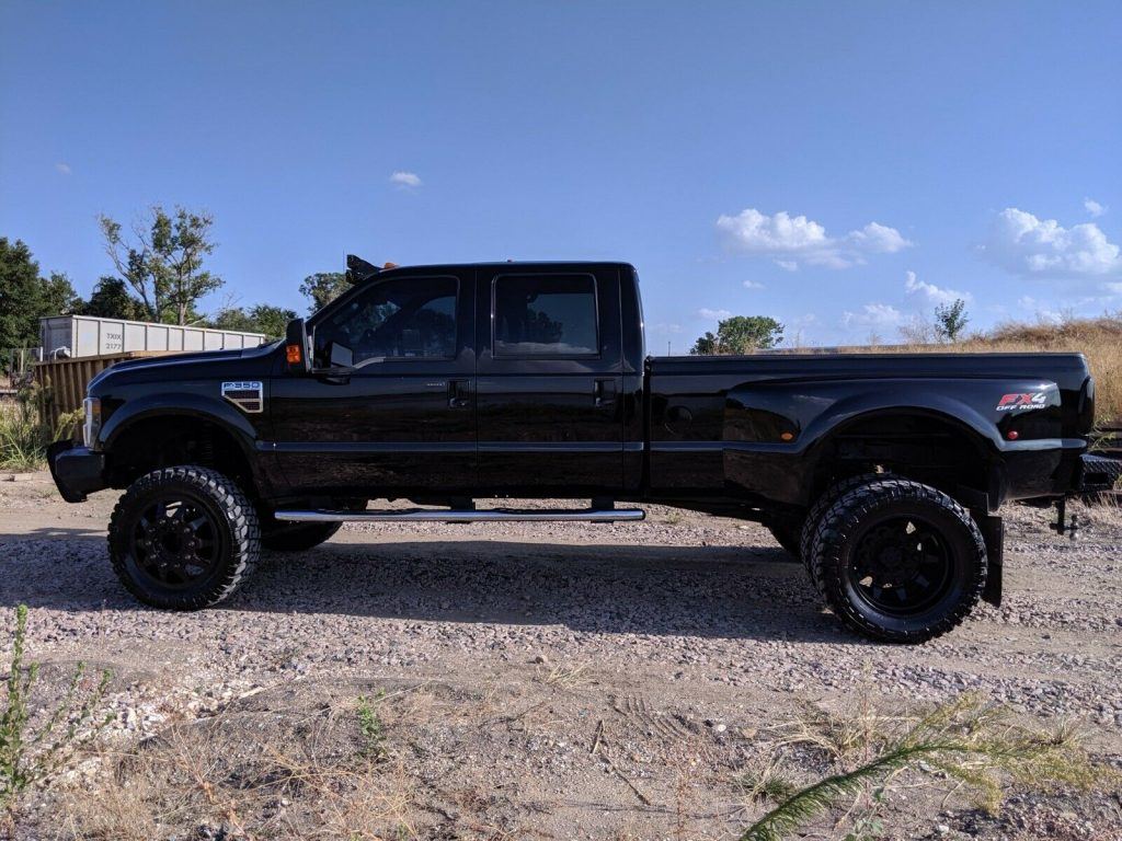 well modified 2010 Ford F 350 Lariat 4×4