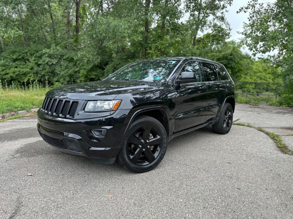 2015 Jeep Grand Cherokee Laredo Altitude Edition 4×4 [pretty clean inside and out]