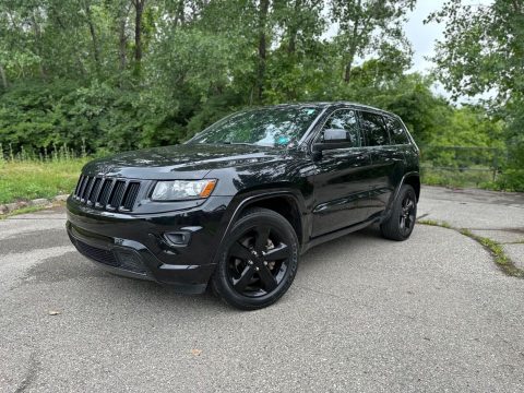 2015 Jeep Grand Cherokee Laredo Altitude Edition 4&#215;4 [pretty clean inside and out] for sale