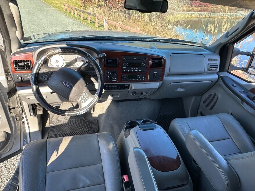 2006 Ford F-350 crew cab 4×4 [low miles]